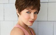Queentas Chestnut Brown Short Pixie Wigs with Bangs Layered Cut Natural Curl Straight Synthetic Hair Wig for White Women (Chestnut Brown)