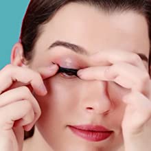  Build the length of the false eyelashes to fit the eyes 